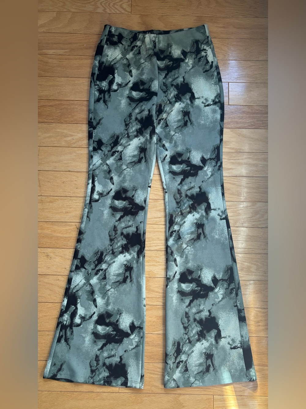 Streetwear Society Marble-Print Flare leggings in Green & Black